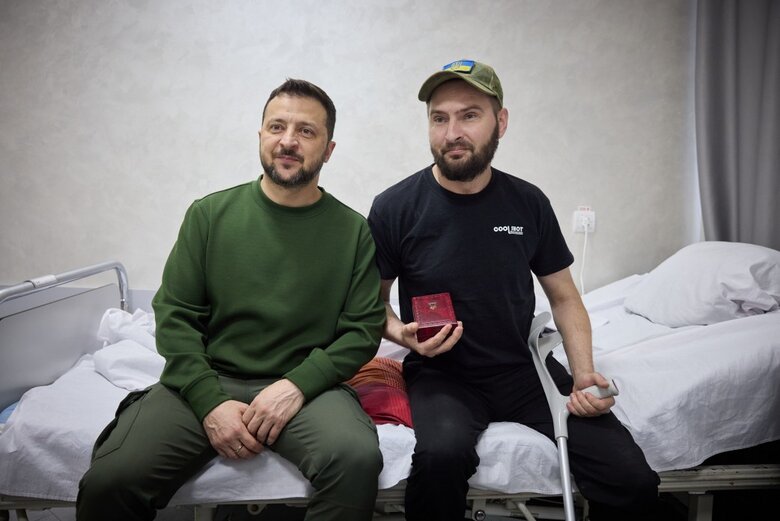 Зеленський нагородив поранених військових у Чернівцях
