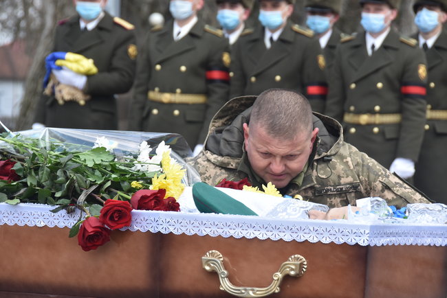С погибшим в зоне ООС воином 58-й ОМПБр Владимиром Шпаком простились в Чернигове 09