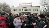 На Донбассе рабочие химзавода угрожают блокировать "Хюндай": требуют работы. ВИДЕО