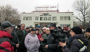 Workers of Donbas Chemical Plant Threatened to Block Hyundai Trains Demanding Work. VIDEO