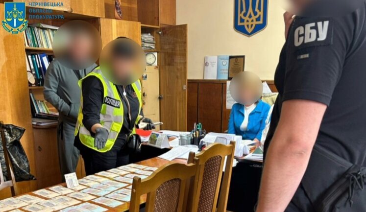 Очільниця коледжу на Буковині за хабарі набирала на навчання ухилянтів: вилучено понад 100 тис. грн готівки. ФОТО