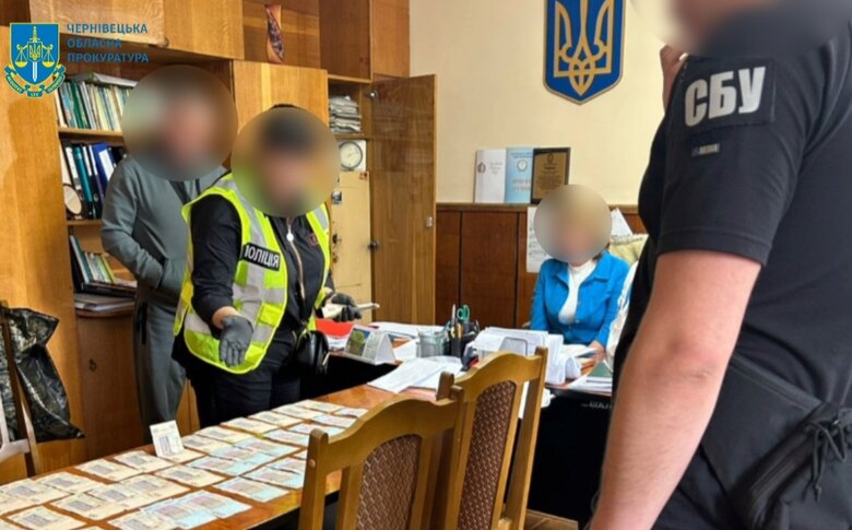 Директорка коледжу з Буковини допомагала чоловікам-ухилянтам