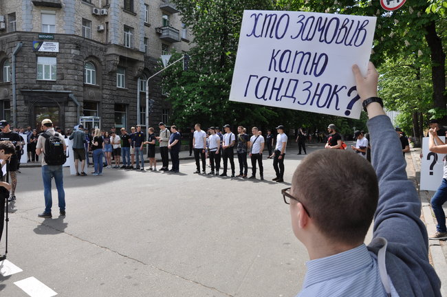 Київ запитує: хто замовив Катю Гандзюк? Активісти прийшли до Адміністрації Президента 07 Київ запитує: хто замовив Катю Гандзюк? Активісти прийшли до Адміністрації Президента 07