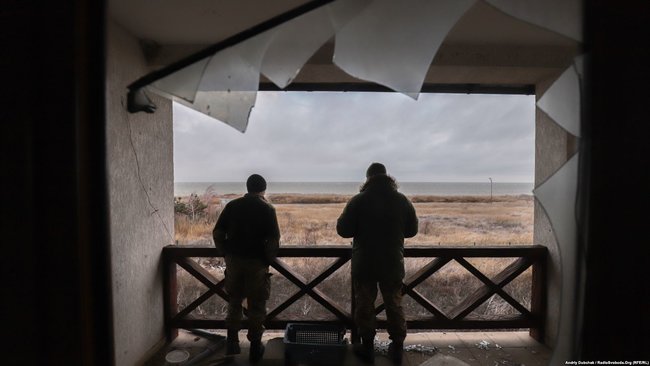 Beach rigged with mines, not a single undamaged building: journalists show embattled Shyrokyne village 12