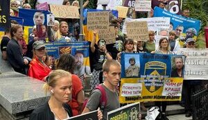 Акція біля місця, де МКЧХ проводило конференцію до 75-ї річниці прийняття Женевських конвенцій.