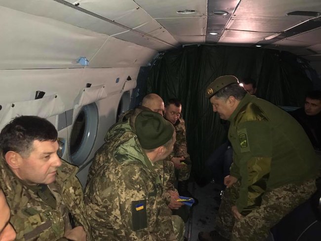 В аеропорту Харкова відбулася урочиста зустріч українських заручників 02