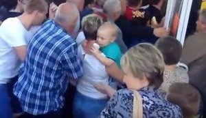 Россияне устроили массовую давку за дешевыми товарами в Орле. ВИДЕО