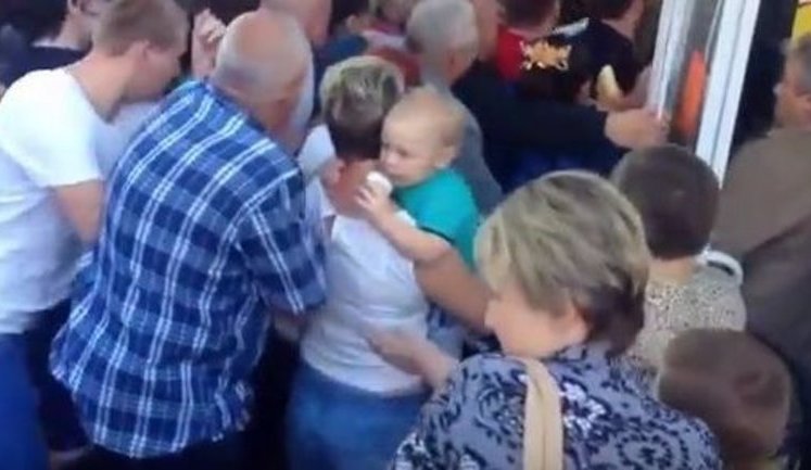 Россияне устроили массовую давку за дешевыми товарами в Орле. ВИДЕО