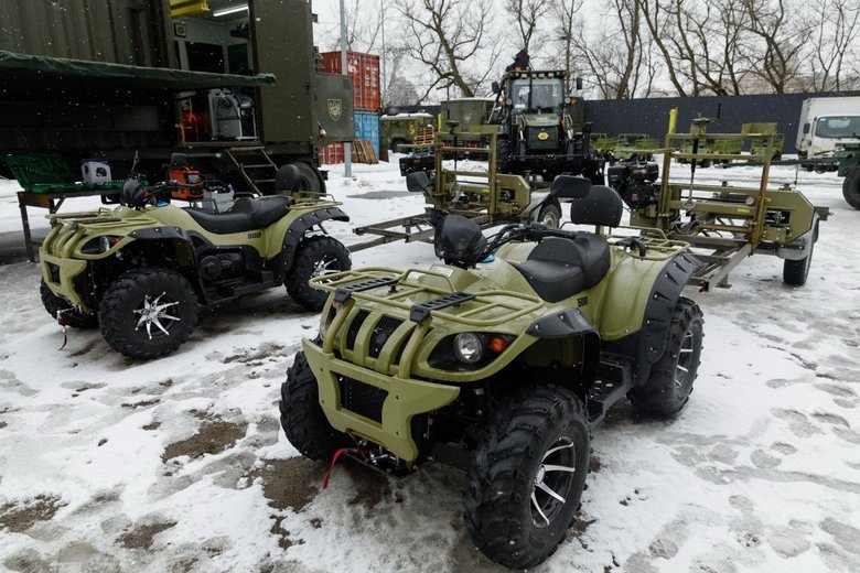 Порошенко передав партію техніки захисникам на передову