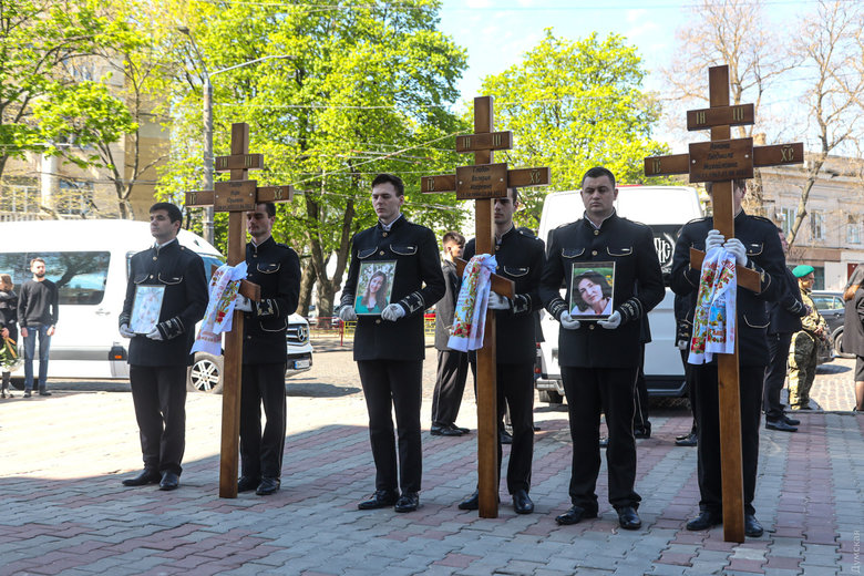 В Одесі попрощалися з Валерією Глодан, її мамою та тримісячною донечкою Кірою, які загинули внаслідок влучання російської ракети у багатоповерхівку 06