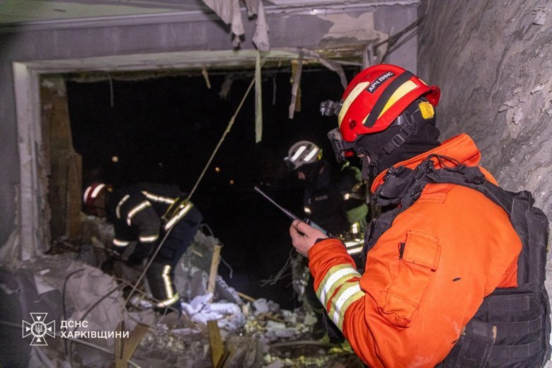Російський дрон влучив у 9-поверхівку в Харкові: є постраждалі
