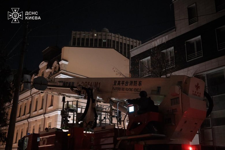 Нічна атака РФ на Київ: поранені, пожежі та руйнування у п’яти районах