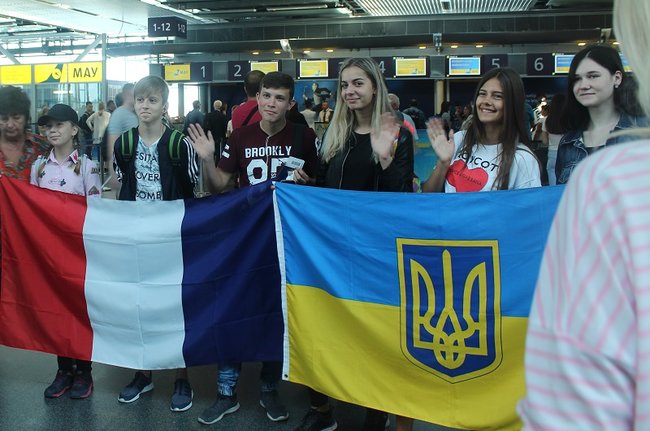 Діти загиблих українських вояків вирушили до Франції 14