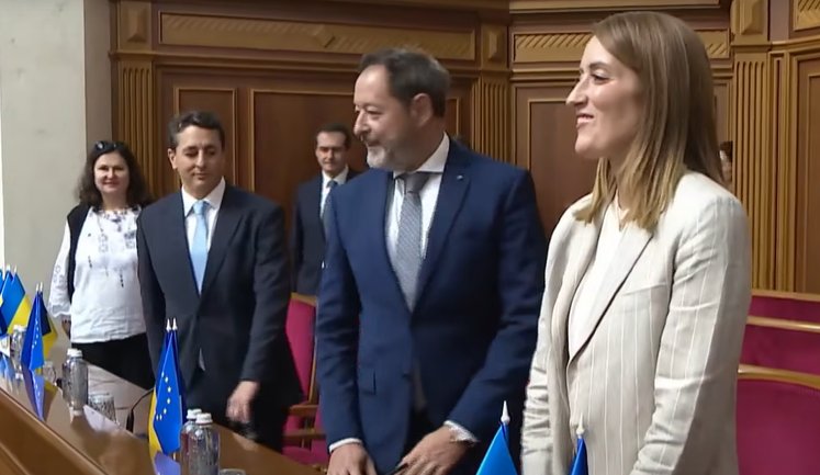 Президентка Європарламенту Мецола бере участь у засіданні Ради