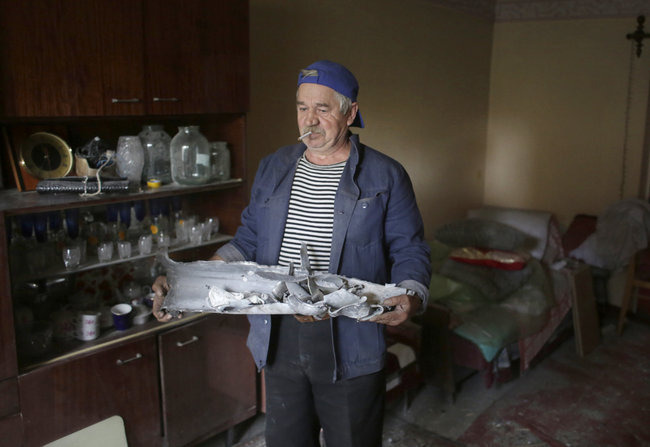 Військовий фотограф Анатолій Степанов: Авдіївка. Лежить пенсіонер, мертвий, придавлений плитою. Дядько Коля всю війну пережив, а тут братики постаралися 35