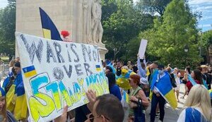 Сотни активистов прошли по центру Нью-Йорка с сине-желтыми флагами. ФОТОрепортаж