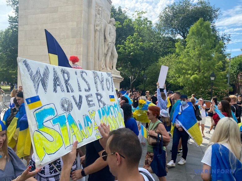 Сотни активистов прошли по центру Нью-Йорка с сине-желтыми флагами 02