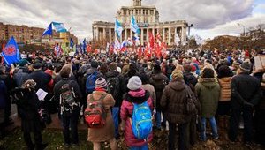 "Вова не лечится", "Путин, введи войска в медицину": Тысячи врачей вышли на протест в Москве. ФОТОрепортаж