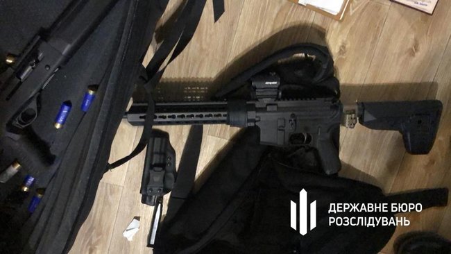 Сотрудникам полиции и директору оружейного магазина на Киевщине сообщено о подозрении в выдаче незаконных разрешений на оружие, - ГБР 04