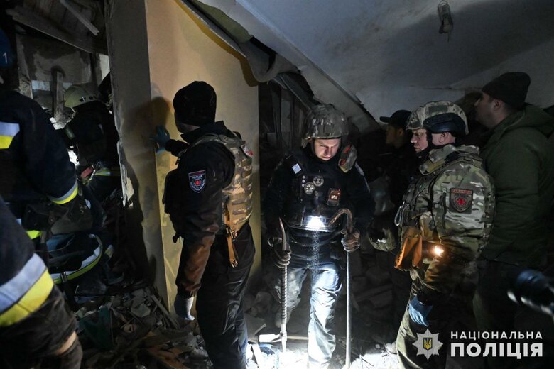 Последствия ракетного удара по Запорожью: под завалами могут быть люди 01