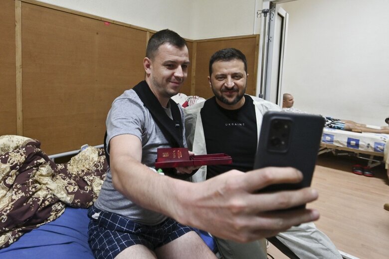 Zelenskyy visits wounded soldiers in Odesa and gives awards 05