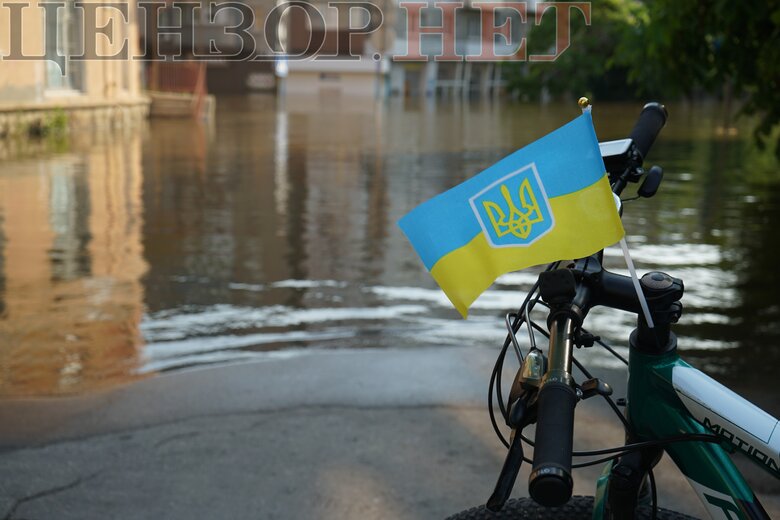 Поки не зійшла вода. Як виживають люди у затопленій частині Херсону 03
