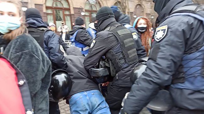 На Марше женщин* в Киеве задержали двух человек 03