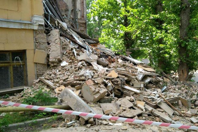 Частина будівлі коледжу обвалилася в центрі Києва 02