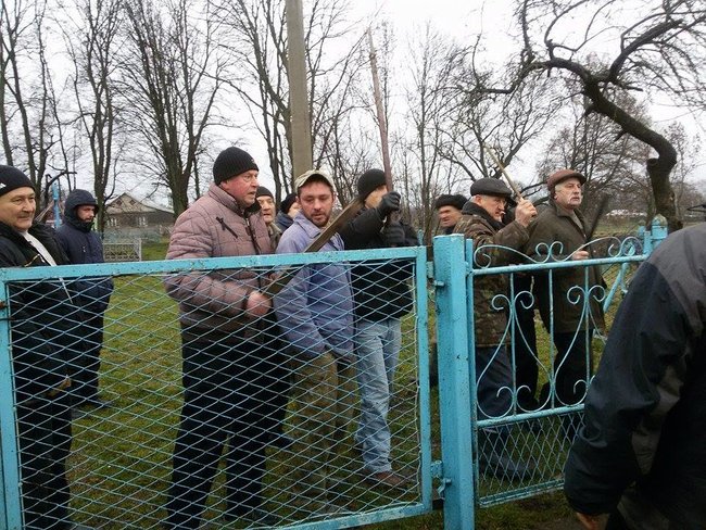 Храм розбрату: Віряни села на Рівненщині моляться в гаражі, доки триває війна церков 10