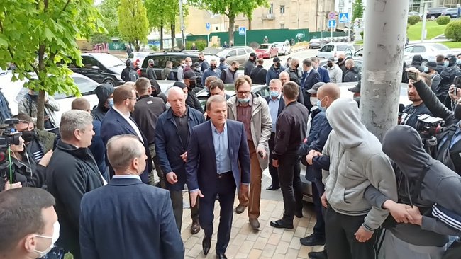 Медведчук прибув до Печерського райсуду Києва на розгляд клопотання про обрання йому запобіжного заходу 05