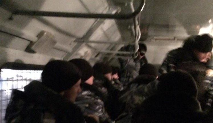 В Москве полиция задержала активистов, которые провели ночь на Манежной площади. ФОТОрепортаж