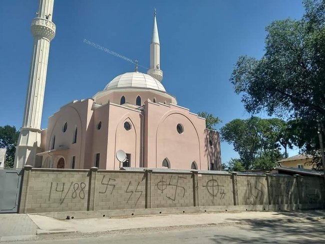 Вандали розмалювали свастикою паркан мечеті в окупованому Білогірську, - муфтій Ісмагілов 01