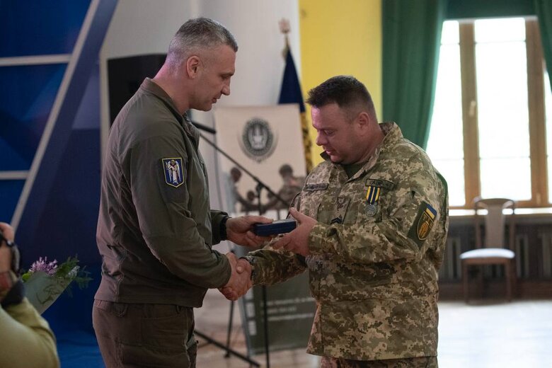 Кличко вручив нагороди до Дня Героїв України