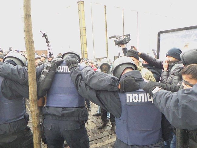 Затримання Саакашвілі: поліція намагається відтіснити активістів на Трьохсвятительській, був застосований газ 04