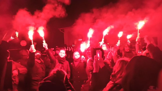 В Феофании, где лечится Зеленский, активисты провели акцию с фаерами и асфальтом 22 В Феофании, где лечится Зеленский, активисты провели акцию с фаерами и асфальтом 22