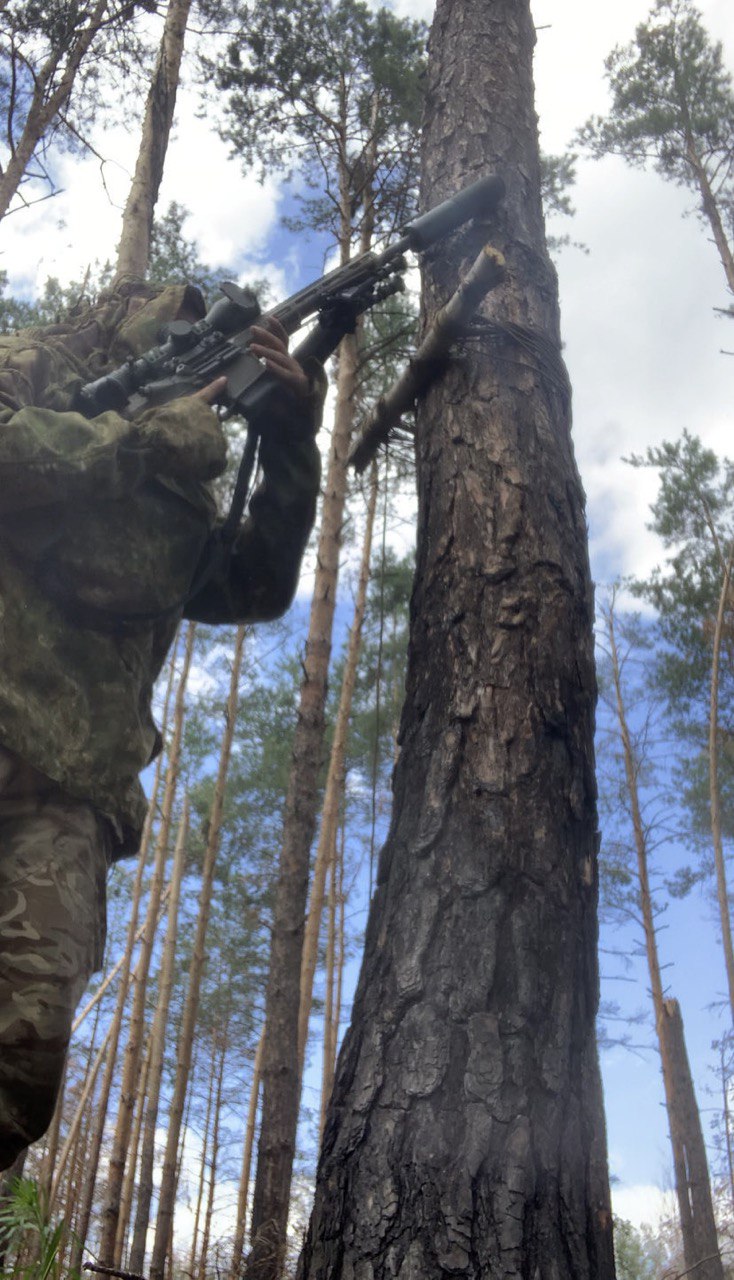 Командир снайперів Влад, позивний Санта: Проміж крапель ходжу поки. Бронік надирявили мені, таке було… 16