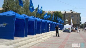"Регионалы" разбили свой лагерь на языковом "Майдане" Черкасс. ФОТОрепортаж