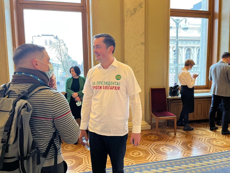 Слуги народу в день виступу Зеленського вбралися у футболки За президента. Проти олігархів 04 Слуги народу в день виступу Зеленського вбралися у футболки За президента. Проти олігархів 04