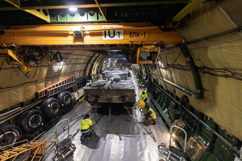 Норвегія відправила до України вісім танків Leopard 2A4, чотири машини BREM і радар контрбатарейної боротьби 02