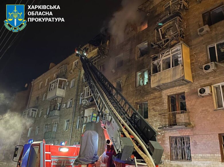 Рятувальники працюють на місці прильоту російського шахеда в Харкові