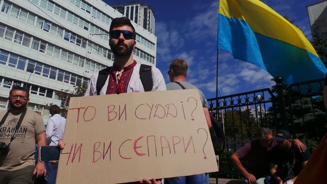Шибениця, голова Леніна і бійки, - активісти пікетують КС з вимогою не скасовувати закон про люстрацію 07