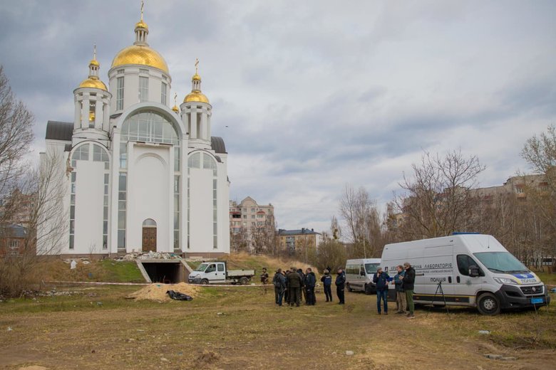 Тело полицейского, застреленного русским снайпером, было обнаружено в братской могиле в Буче, - Небытов 03