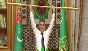 Президенту Туркменістану Бердимухамедову вручили золотий гриф для штанги під бурхливі оплески членів уряду. ВIДЕО