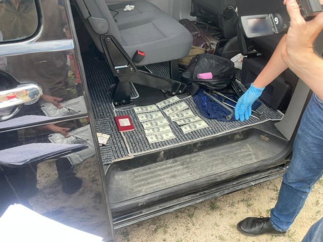 Россиянин пытался въехать на территорию Украины за взятку в 1 000 долларов 02 Россиянин пытался въехать на территорию Украины за взятку в 1 000 долларов 02