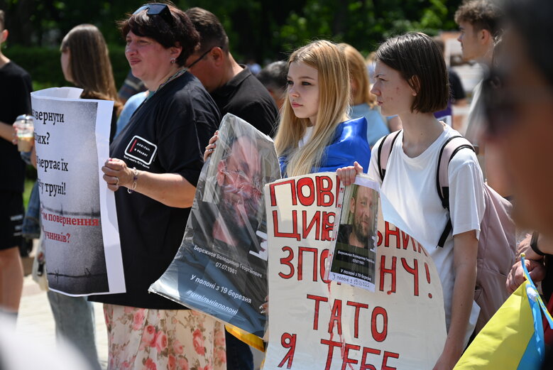 На акції в Києві вимагали визволити цивільних заручників Росії 06
