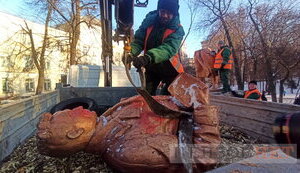 Мінкульт дав добро: Київська міська влада знесла радянський пам’ятник Чкалову. ВІДЕО+ФОТОрепортаж