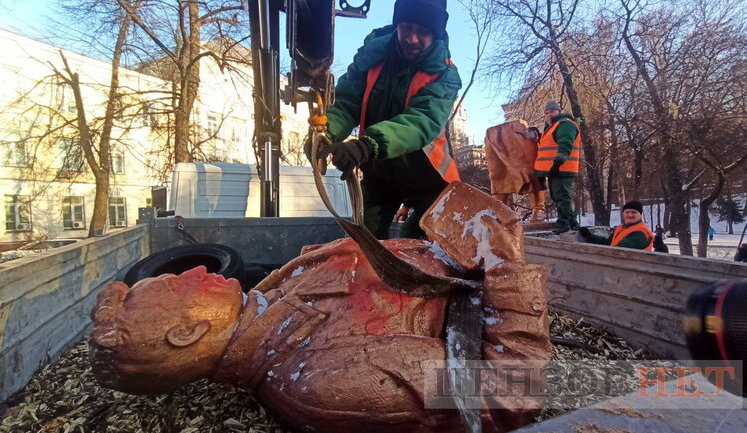 Мінкульт дав добро: Київська міська влада знесла радянський пам’ятник Чкалову. ВІДЕО+ФОТОрепортаж