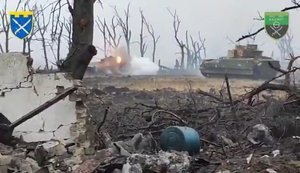 Екіпаж української Bradley на короткій дистанції знищує російську БМП. ВIДЕО