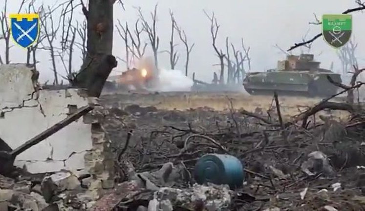 Екіпаж української Bradley на короткій дистанції знищує російську БМП. ВIДЕО