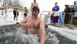 Як правильно занурюватись в ополонку на Водохреще: Поради МОЗ